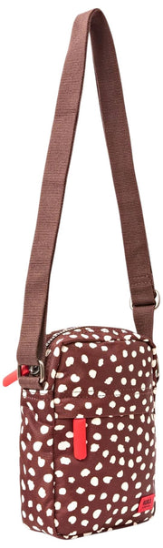 Roka Bond genanvendt lærreds crossbody taske - brun plet
