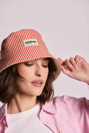 Hindbag Bob Bucket Hat - Røde Striber