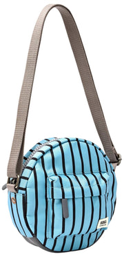 Roka Paddington Small Crossbody-taske i genanvendt lærred - blå stribe