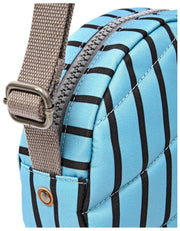 Roka Paddington Small Crossbody-taske i genanvendt lærred - blå stribe