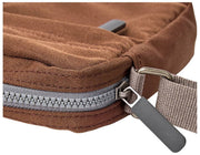 Roka Bond genanvendt lærreds crossbody taske - kanelbrun