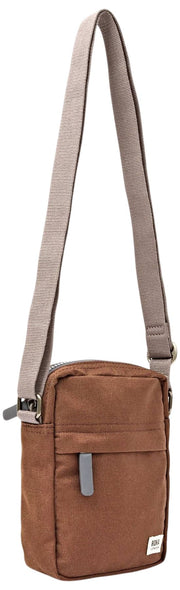 Roka Bond genanvendt lærreds crossbody taske - kanelbrun