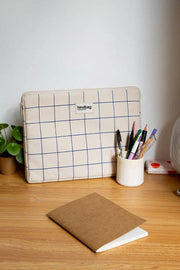 Hindbag Ava Medium 15 tommer etui til bærbar computer - Off White/Blue Check