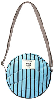 Roka Paddington Small Crossbody-taske i genanvendt lærred - blå stribe