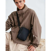 Gaston Luga Dash Verti Crossbody Taske - Sort