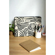 Hindbag Ava Medium 15 tommer bærbar taske - Ecru Zebra