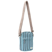 Roka Bond genbrugt lærreds crossbody taske - blå stribe