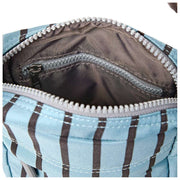 Roka Bond genbrugt lærreds crossbody taske - blå stribe