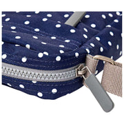 Roka Bond genbrugslærred Crossbody taske - Navy Polka Dot