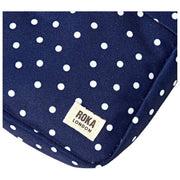 Roka Bond genbrugslærred Crossbody taske - Navy Polka Dot