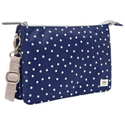 Roka Carnaby XL genanvendt lærreds crossbody taske - Navy Polka Dot