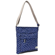 Roka Kennington B Medium genbrugt lærreds crossbody taske - Navy Polka Dot