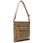 Roka Kennington B Medium genanvendt nylon crossbody taske - Army Brown