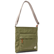 Roka Kennington B Medium genanvendt nylon crossbody taske - purløgsgrøn