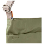Roka Kennington B Medium genanvendt nylon crossbody taske - purløgsgrøn