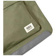Roka Kennington B Medium genanvendt nylon crossbody taske - purløgsgrøn